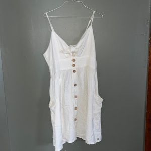 Super beautiful white Roxy dress. Perfect for engagement or baby shower!